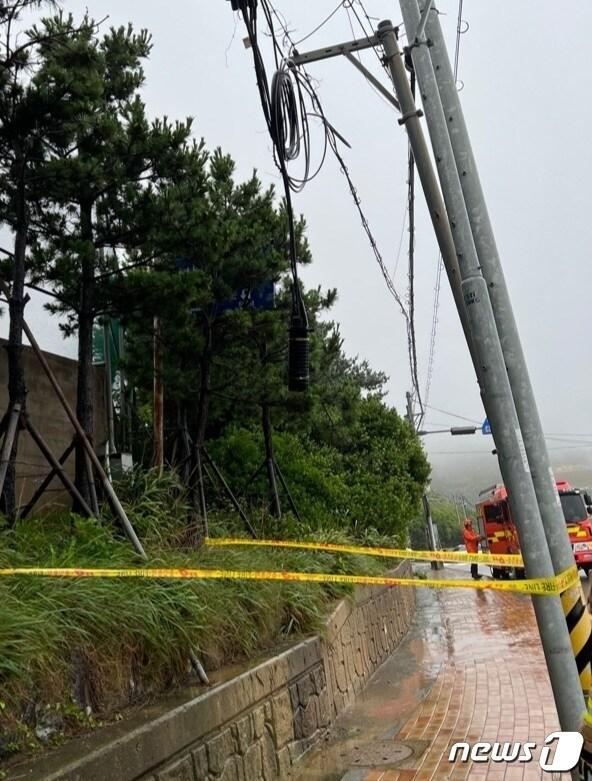 14일 오후 1시42분께 부산 영도구 동삼동 한 변압기가 끈에 고정돼 있다.&#40;부산소방재난본부 제공&#41;