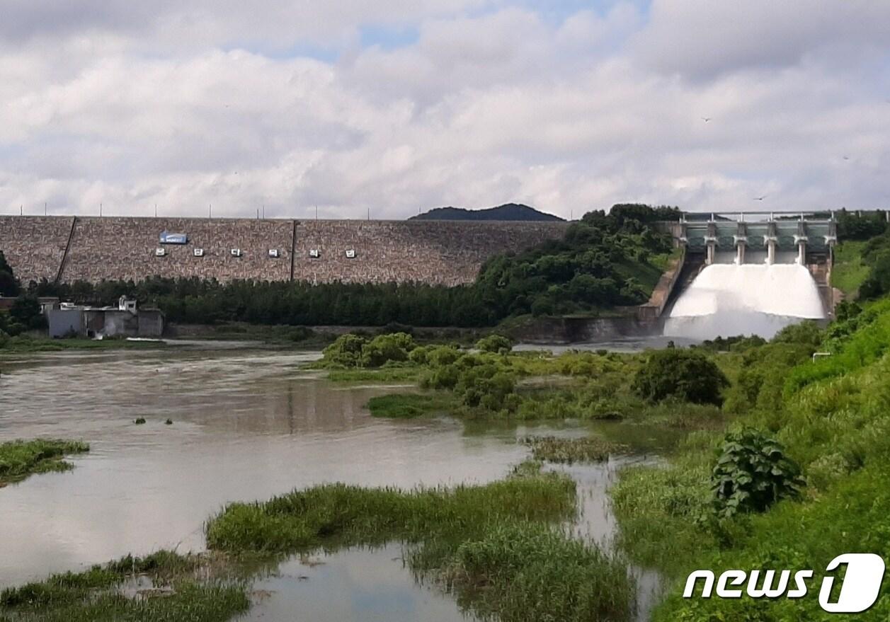 전북 진안군에 위치한 용담댐이 수문을 열어 방류하는 모습.&#40;용담댐관리단 제공&#41;/ 2023.7.14. 뉴스1 