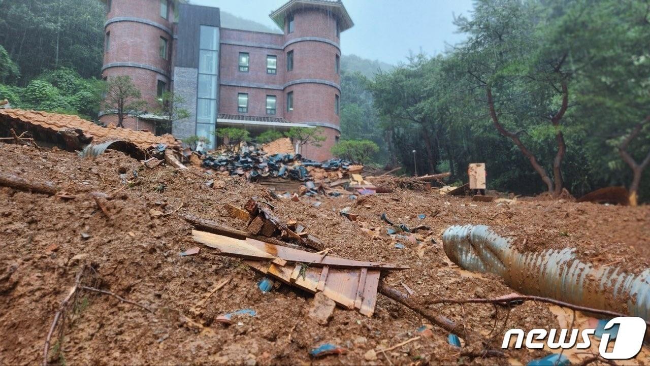 논산 양지추모원 논산시립 납골당 산사태 현장 사진. &#40;논산소방서 제공&#41; / 뉴스1