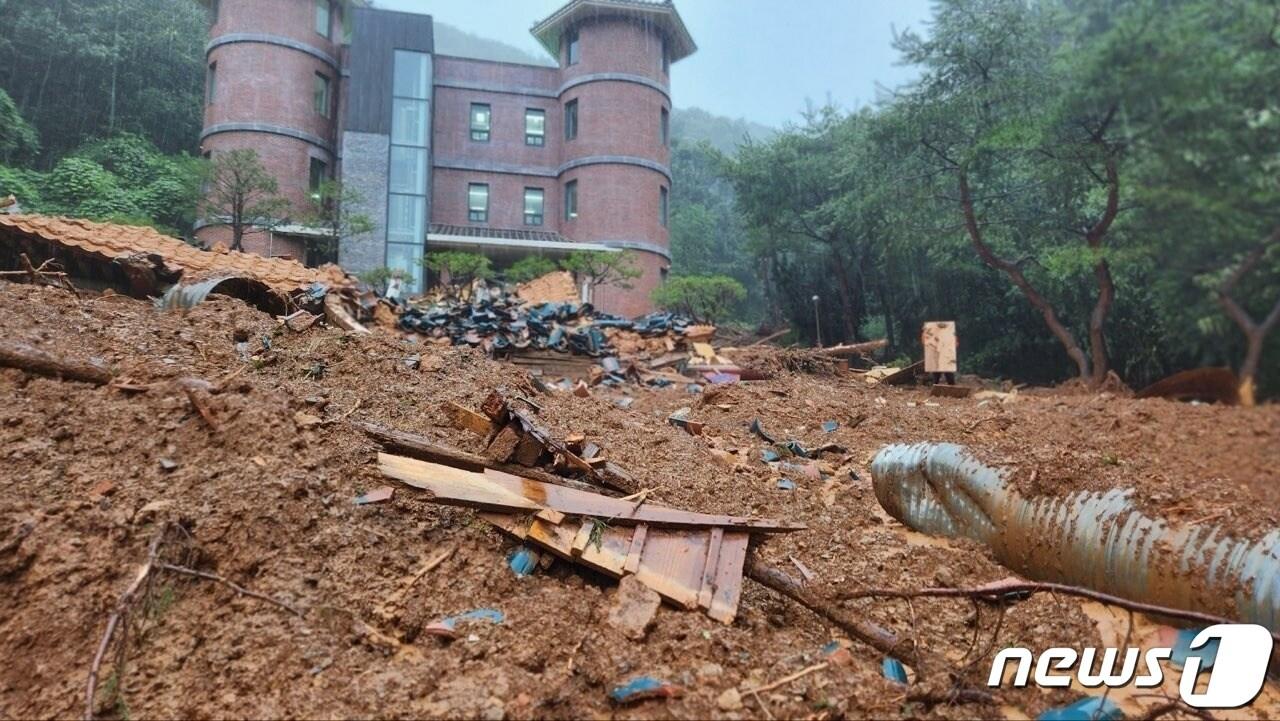 14일 충남 논산시 양지추모원 논산시립납골당에 산사태가 발생해 방문객 4명이 매몰되는 사고가 발생했다. 이 중 2명은 사망했다. 논산소방서에 따르면 이날 오후 4시2분께 ‘산사태가 났다’는 신고 접수를 받고 출동한 소방은 1시간30분 만에 매몰자 전원을 구조해 병원으로 이송했다. &#40;논산소방서 제공&#41;2023.7.14/뉴스1