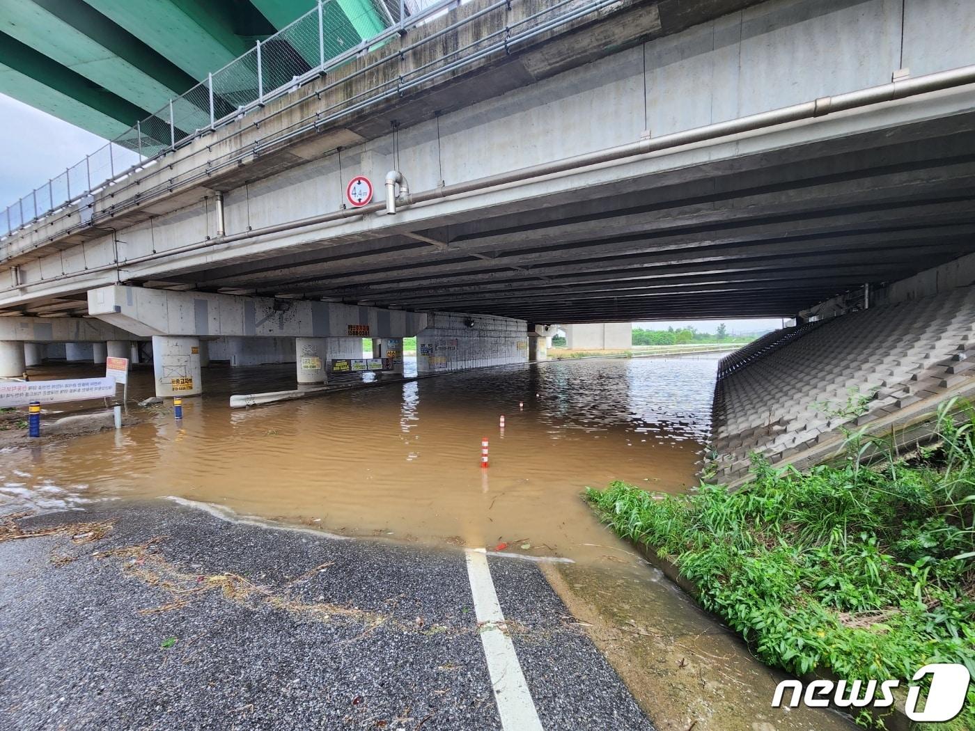 15일 충남 아산 곡교천 일대 하천변이 홍수경보로 통제되고 있다.2023.07.15/뉴스1ⓒ 뉴스1 이찬선 기자