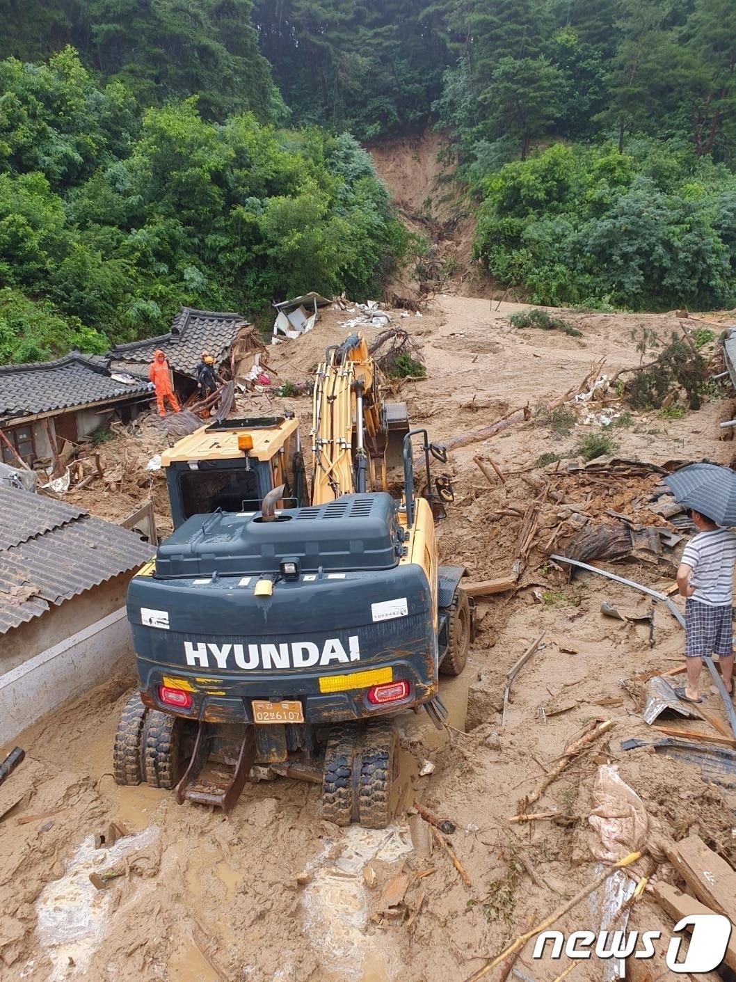 15일 오전 6시20분쯤 경북 영주시 장수면 갈산리에서 주택이 토사에 묻혀 주민 2명이 갇히자 구조당국이 포크레인으로 흙을 퍼내고 있다.&#40;경북 영주시 제공&#41;2023.7.15/뉴스1 ⓒ News1 이성덕 기자