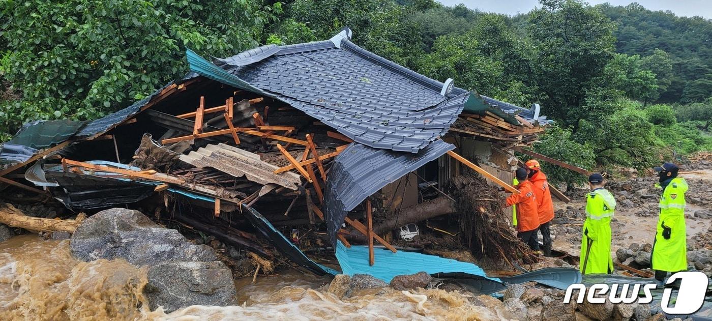 15일 오전 9시37분쯤 경북 예천군 은풍면에서 산사태가 발생해 소방당국이 인명구조 활동을 하고 있다. 이 산사태로 낮 12시30분 기준 1명이 사망하고 1명이 다친 것으로 전해졌다. 1명은 실종됐다. &#40;경북소방본부 제공&#41; 2023.7.15/뉴스1 ⓒ News1 남승렬 기자