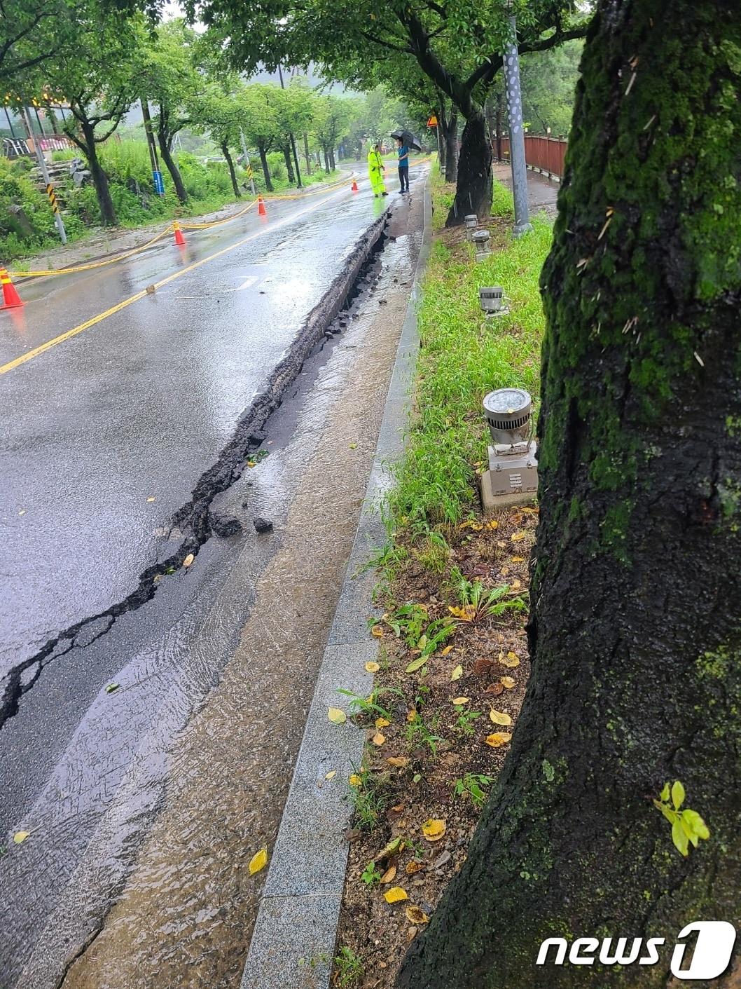 제천시 청풍명 물태리 도로가 붕괴돼 양방향 전면 차량이 통제되고 있다. 