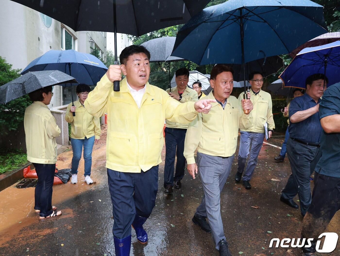 김관영 전북지사가 15일 호우 피해지역인 군산시 나운1동의 한 빌라를 방문했다 이 곳은 토사유출 로 인해 주출입구 폐쇄와 함께 입주민 대피명령이 이뤄진 곳이다.2023.7.`5.&#40;전북도 제공&#41;/뉴스1 