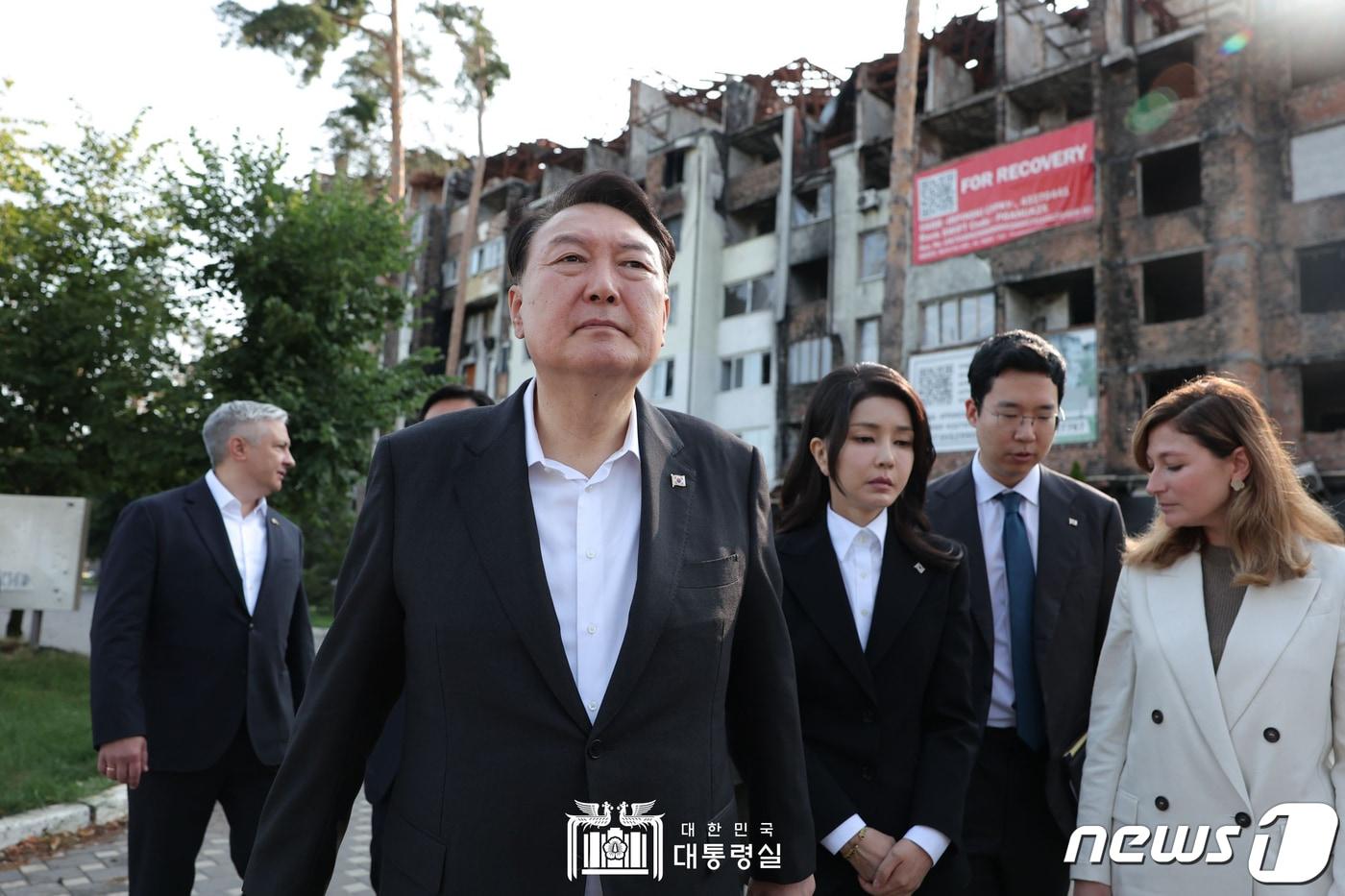 우크라이나를 전격 방문한 윤석열 대통령과 김건희 여사가 15일&#40;현지시간&#41; 키이우 인근 지역의 민가 폭격 현장을 둘러보고 있다.&#40;대통령실 홈페이지&#41; 2023.7.15/뉴스1 ⓒ News1 오대일 기자