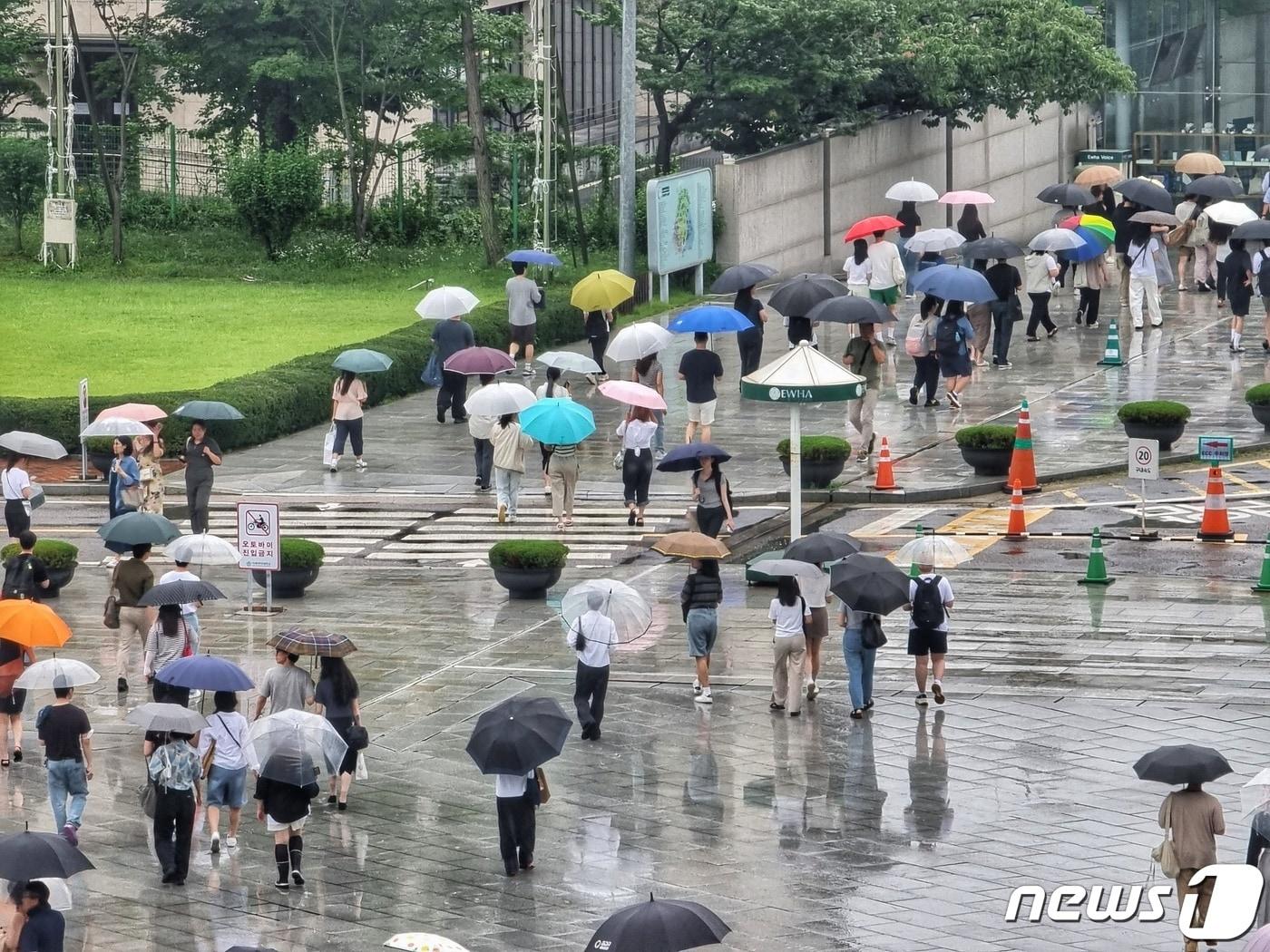 15일 오후 서울 서대문구 이화여대에 비가 내리는 와중에 우산 쓴 학생들이 걸음을 재촉하고 있다. 2023.7.15/뉴스1 ⓒ News1 황덕현 기후환경전문기자