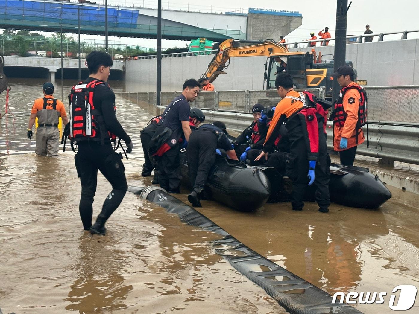 16일 오전 충북 청주시 오송읍 궁평지하차도 침수 현장에서 소방대원이 구조보트를 이용해 수색구조활동을 벌이고 있다. &#40;소방청 제공&#41; 2023.7.16/뉴스1