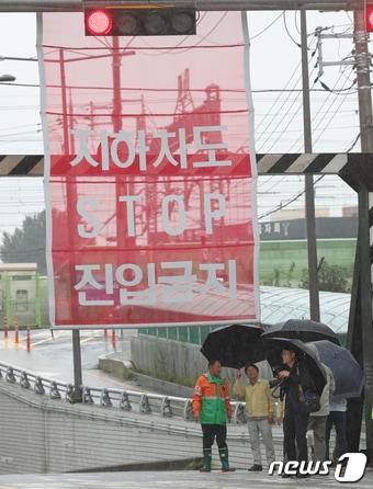 광주·전남에 호우경보로 최대 240㎜가 넘는 폭우가 쏟아지고 있는 가운데 강기정 광주시장이 직원들과 광산구 신덕지하차도 진입차단시설을 점검하고 있다. 2023.7.16/뉴스1 ⓒ News1 김태성 기자