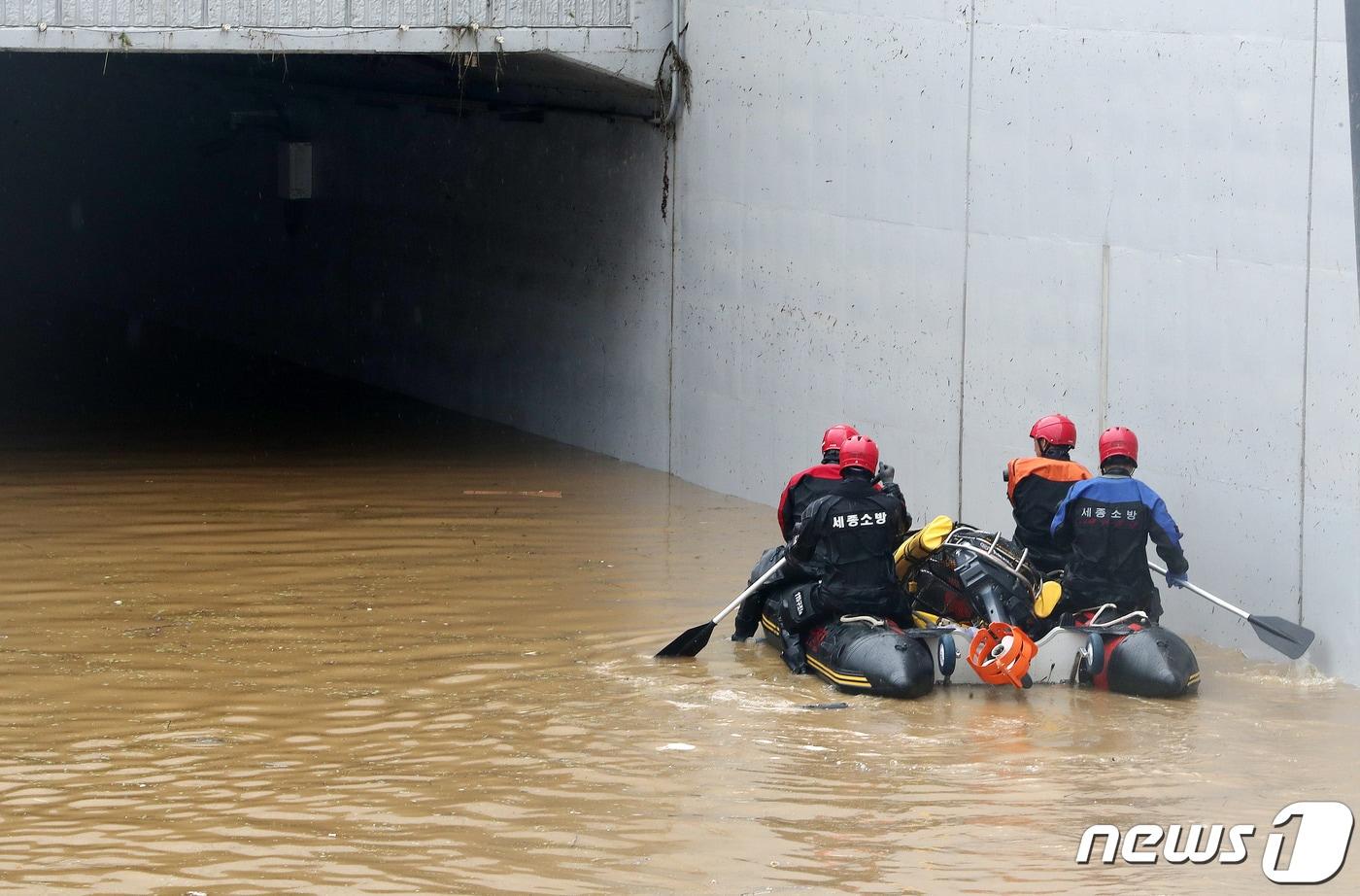 전날 내린 비로 인해 차량 15대가 물에 잠기고 최소 11명이 실종된 충북 청주시 흥덕구 오송읍 궁평2지하차도에서 소방당국이 수색, 구조작업을 하고 있다. 2023.7.16/뉴스1 ⓒ News1 박세연 기자