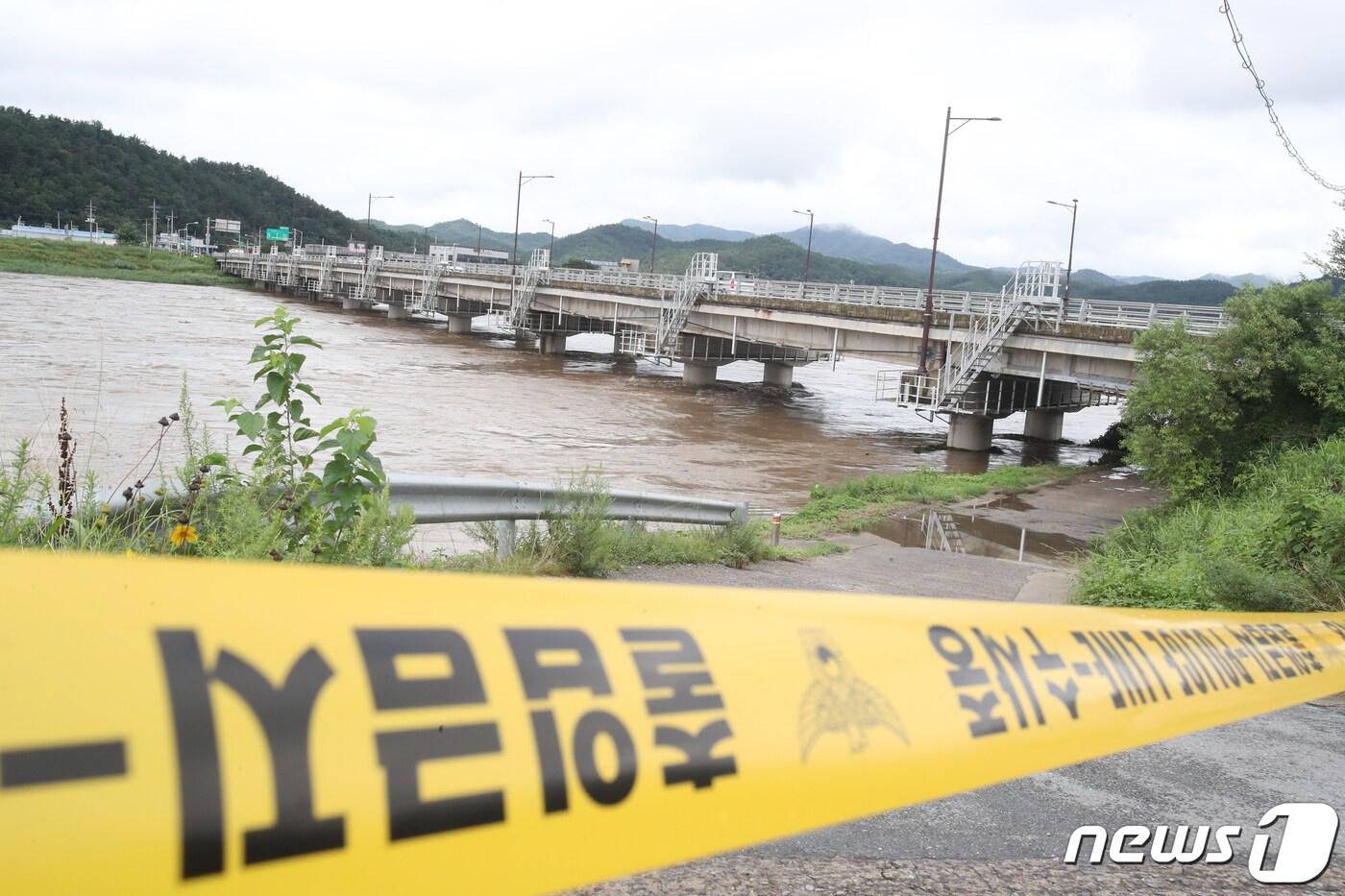 폭우로 인해 영산강과 섬진강 곳곳에 홍수특보가 이어지고 있는 가운데 16일 나주 남평교 주변수변공원에 물이 넘쳐흐르고 있다. 2023.7.16/뉴스1 ⓒ News1 김태성 기자