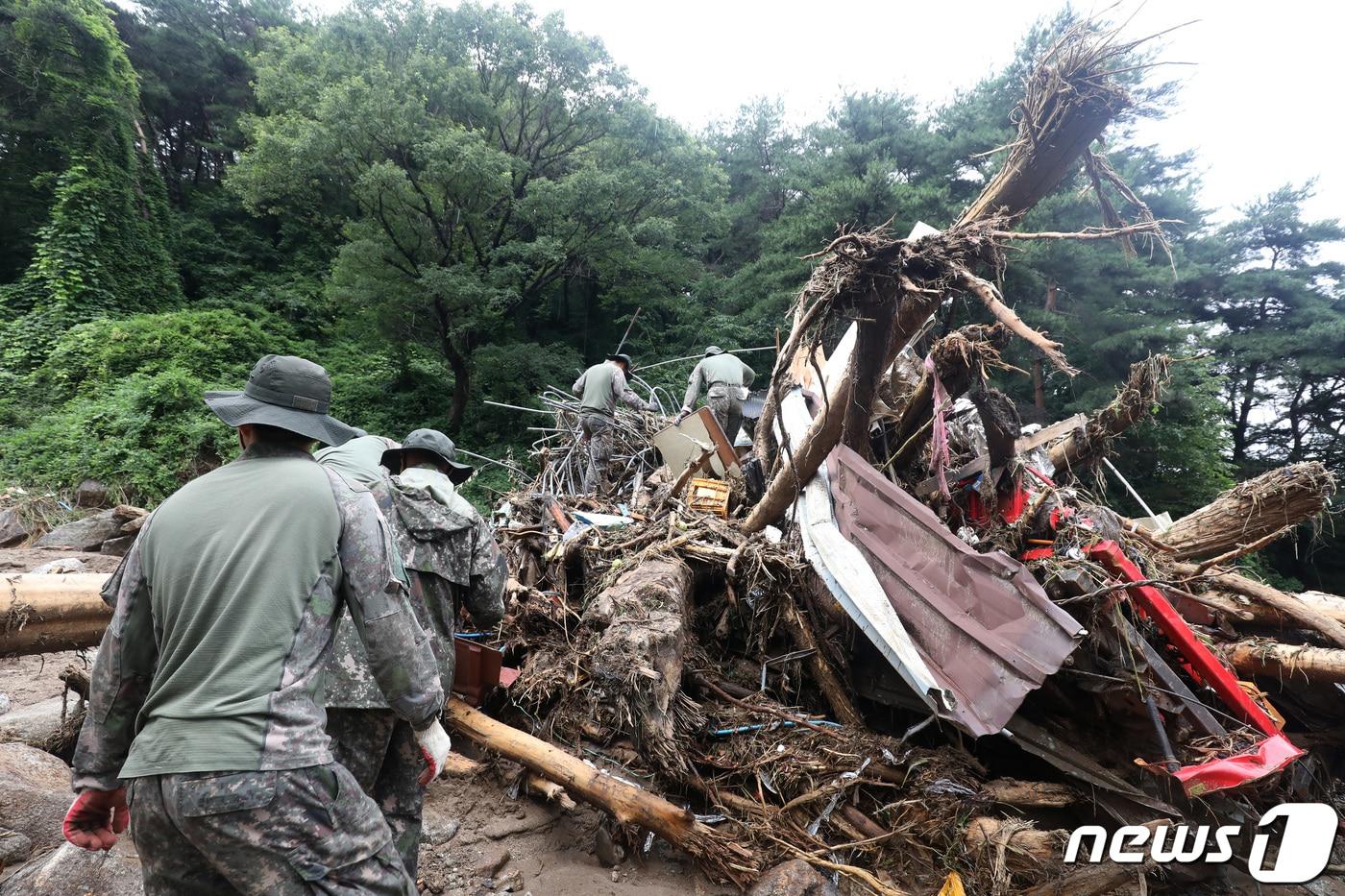 집중호우로 인해 산사태가 발생한 경북 예천군 은풍면 금곡2리 지경터 마을에서 육군 50사단 장병들이 실종자 수색을 하고 있다. &#40;뉴스1 DB, 기사와 관련 없음&#41; 2023.7.16/뉴스1 ⓒ News1 공정식 기자