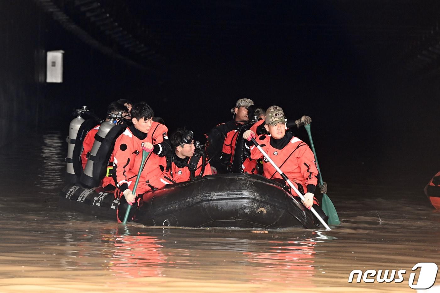 16일 공군 제6탐색구조전대 항공구조사들이 충북 청주시 오송읍 궁평리 지하차도에서 실종자 수색작전을 펼치고 있다. &#40;공군 제공&#41; 2023.7.16/뉴스1