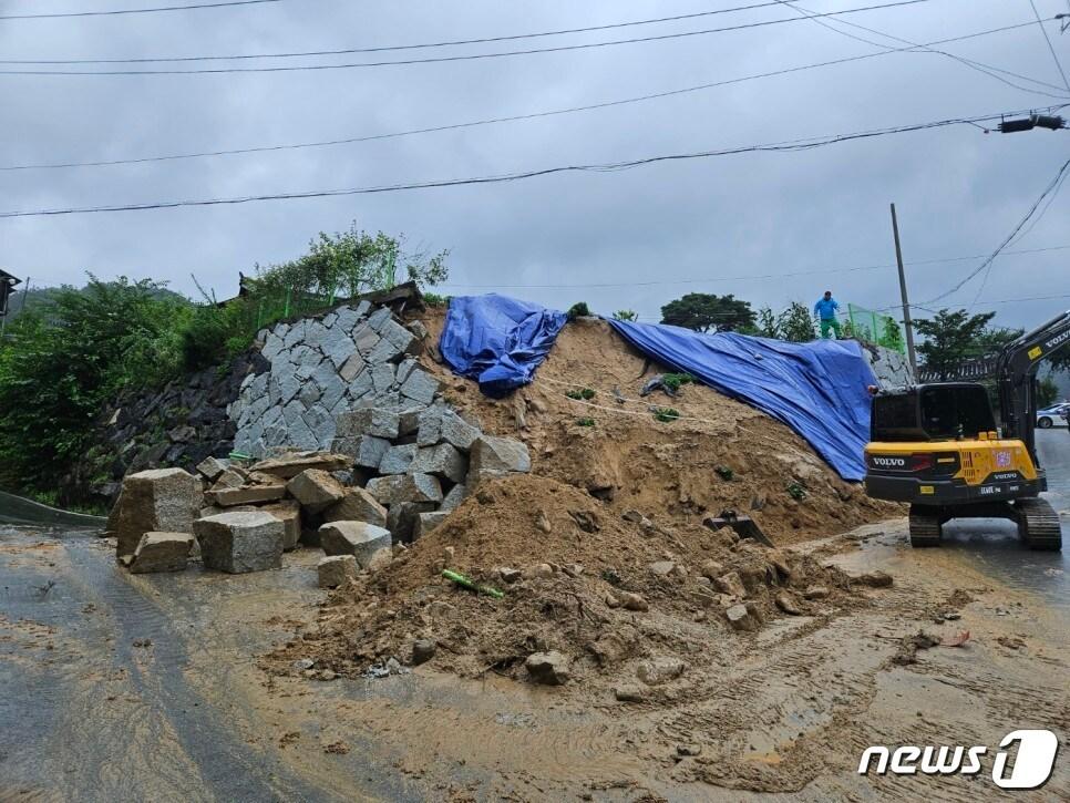 16일 오전 7시14분쯤에는 함양군 백전면 한 마을에 도로 옆 석축이 붕괴돼 소방이 안전조치를 하고 있다.&#40;경남소방본부 제공&#41;