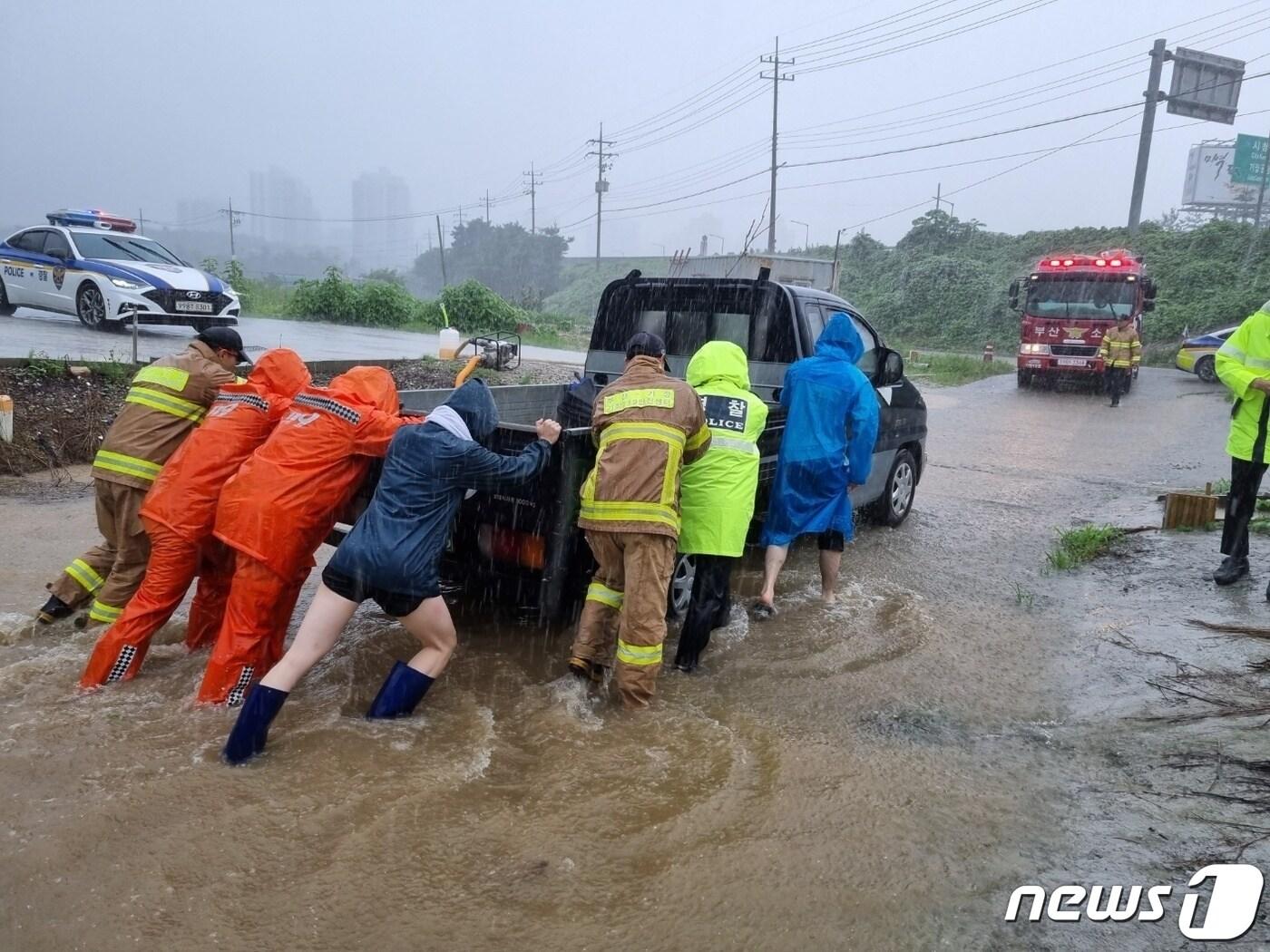 16일 오후 3시50분쯤 부산시 기장군 일광읍 한 굴다리를 지나던 차량 1대가 불어난 물에 침수돼 소방당국이 안전조치를 하고 있다.&#40;부산소방재난본부 제공&#41;