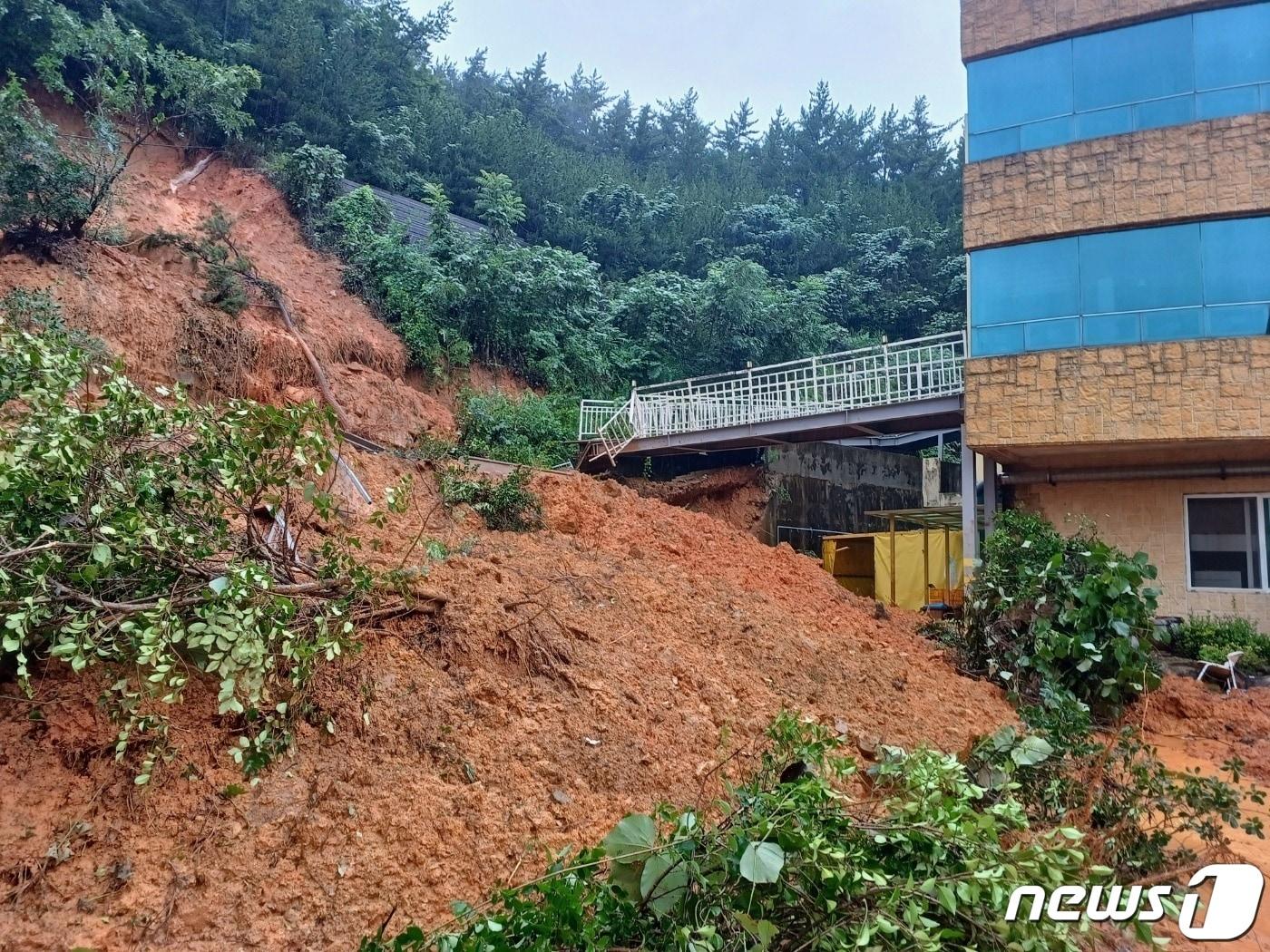 16일 오후 3시20분쯤 전남 여수시 돌산읍 한 요양병원 뒷산에서 집중호우로 인해 토사가 쏟아져 내려 건물 주변이 토사에 묻혀 있다.&#40;여수소방서 제공&#41;2023.7.16/뉴스1 ⓒ News1 김동수 기자