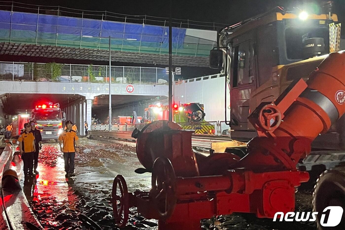 전날 내린 비로 인해 차량 16대가 물에 잠기고 최소 11명이 실종된 충북 청주시 흥덕구 오송읍 궁평2지하차도에서 막바지 야간구조작업이 이뤄지고 있다.&#40;소방청 제공&#41; 2023.7.16/뉴스1