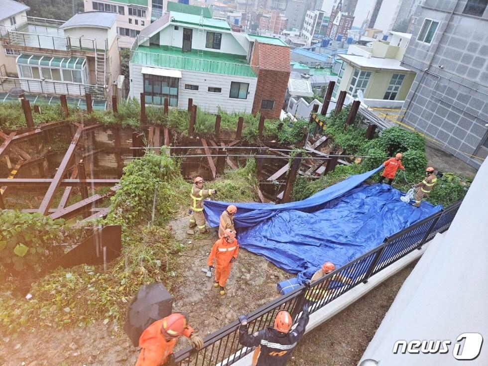 16일 오후 3시52분에는 부산 진구 초읍동 한 공사장에 호우로 토사가 흘려내려 소방이 안전조치를 하고 있다.&#40;부산소방재난본부 제공&#41;