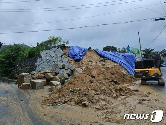 16일 오전 7시14분쯤 경남 함양군 백전면 한 마을에 도로 옆 석축이 붕괴돼 소방이 안전조치를 하고 있다.&#40;경남소방본부 제공&#41;