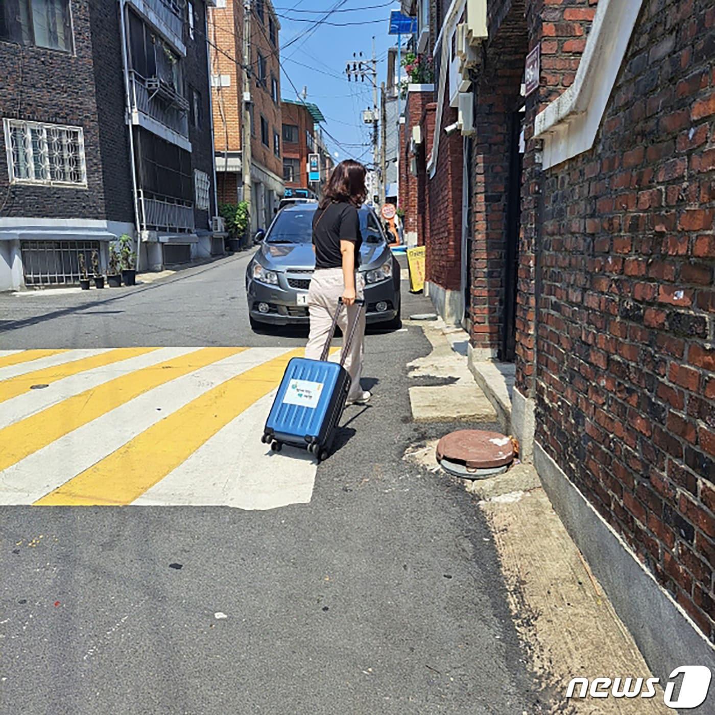 성남시 해오름도서관 직원이 독서 소외계층 아동에 빌려줄 책을 캐리어에 담아 배달하고 있다.&#40;성남시 제공&#41;