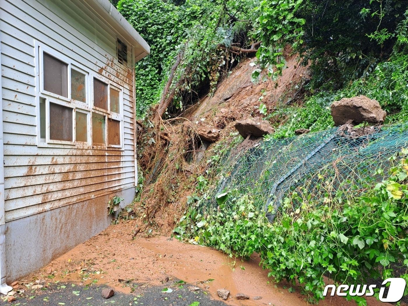 17일 오전 8시42분쯤 전남 광양시 중마동 한 초등학교 뒷산에서 토사가 유실돼 씨름부 체육관으로 흙더미가 쏟아져 위태로운 모습을 보이고 있다. &#40;광양시 제공&#41; 2023.7.17/뉴스1 