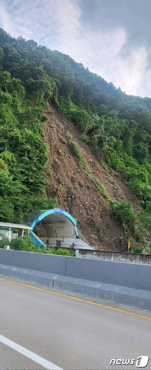 충북 보은군 산외면 봉계터널 일대  산사태 현장 모습. &#40;독자 제공&#41; /뉴스1