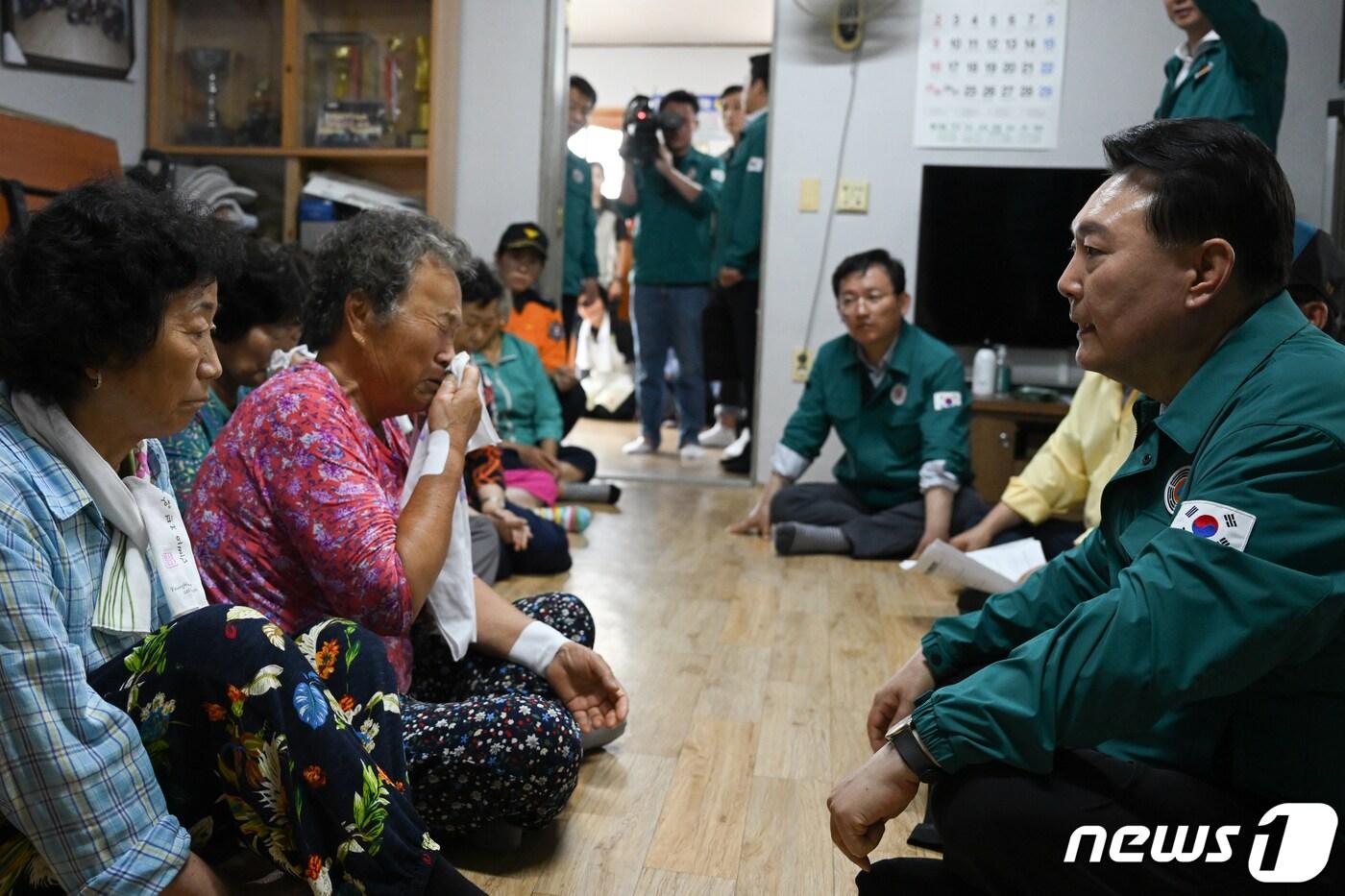 윤석열 대통령이 17일 오전 집중호우로 산사태 피해를 입은 경북 예천군 벌방리 노인회관 임시주거시설을 찾아 주민들을 위로하고 있다. &#40;대통령실 제공&#41; 2023.7.17/뉴스1 ⓒ News1 오대일 기자