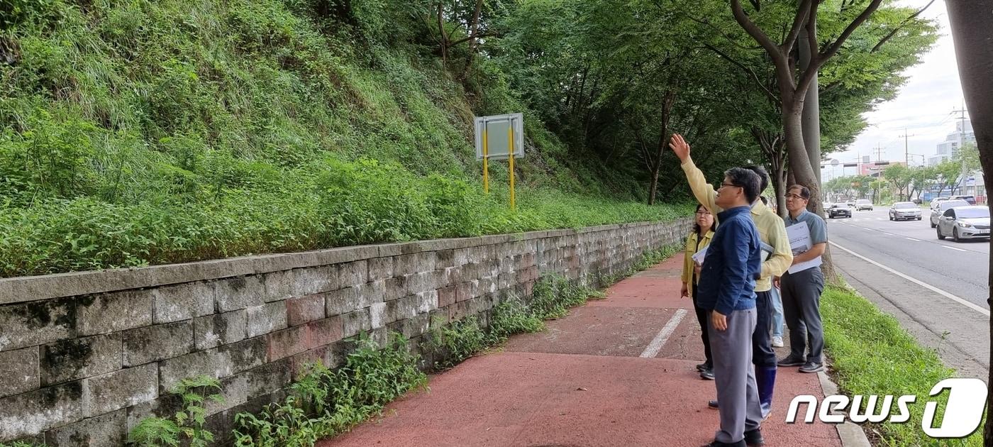 지난 17일 임상규 전북도 행정부지사가 군산시 산사태 취약지역을 찾아 현장 점검을 실시하고 있다.2023.7.18.&#40;전북도 제공&#41;/뉴스1