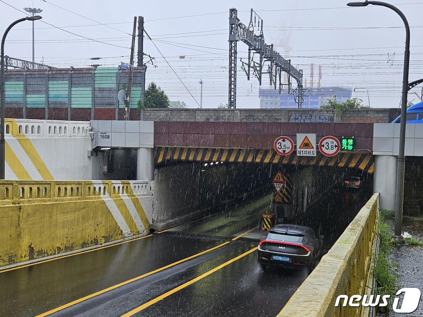 18일 낮 12시37분께 부산에 많은 비가 내리는 가운데 동구 초량동 초량1지하차도로  차량이 진입하고 있다. 2023.07.18/뉴스1 박상아 수습기자