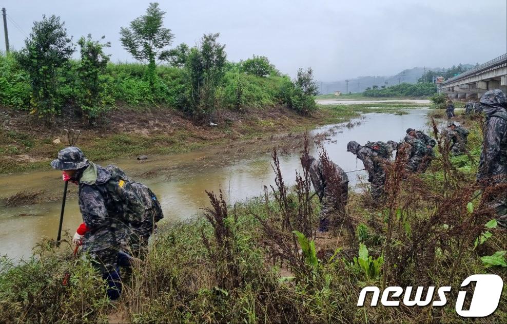 해병대신속기동부대가 18일 집중호우 피해 지역인 경북 예천군 호명면 직산리에서 실종자 수색 작전을 펼치고 있다. &#40;해병대1사단제공&#41;2023.7.17/뉴스1 ⓒ News1 최창호 기자