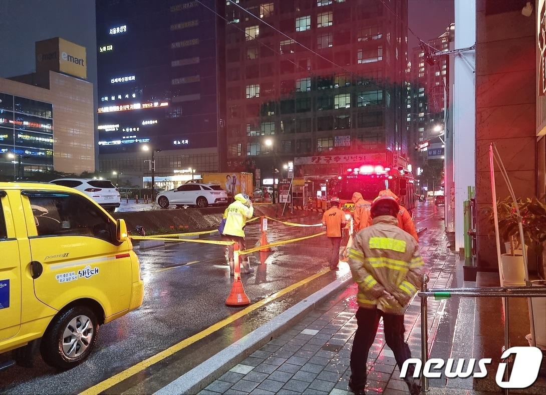 부산 해운대구 중동 도로에 싱크홀이 발생해 소방이 안전조치를 취하고 있다.&#40;부산소방재난본부 제공&#41;