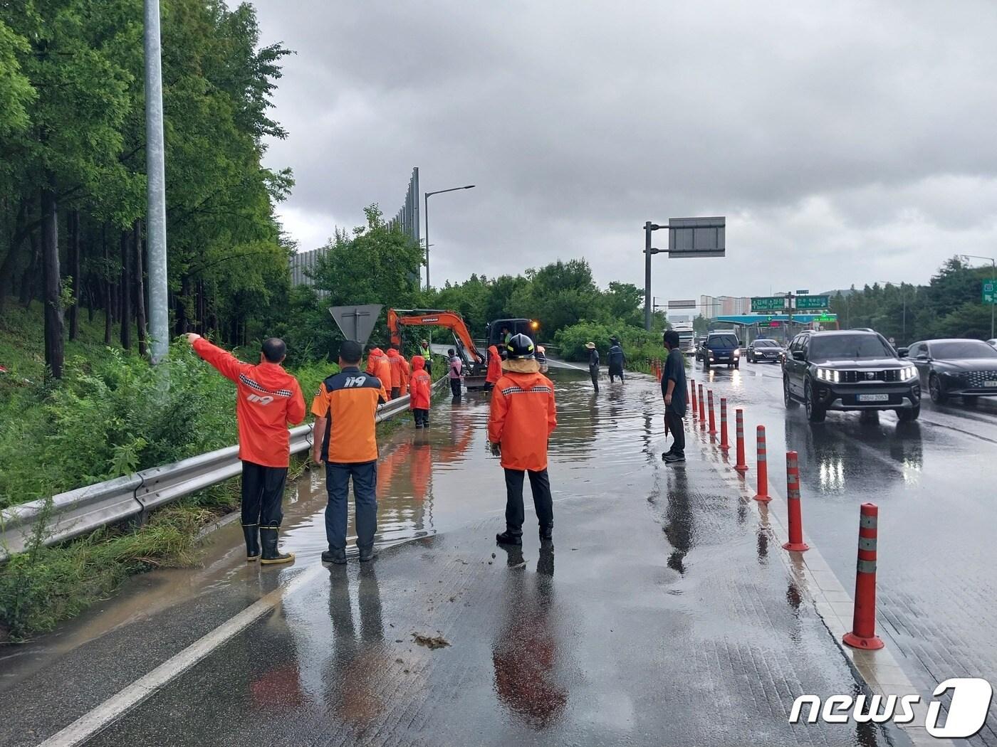 18일 오후 김해 삼문동의 한 도로가 물에 잠겨 소방당국이 배수로를 뚫는 작업을 하고 있다.&#40;경남소방본부 제공&#41;