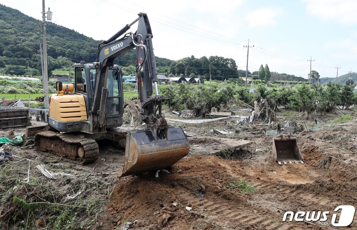 19일 오전 괴산댐 월류로 수해를 입은 충북 괴산군 불정면 달천 인근 과수농가에서 중장비를 동원한 수해복구작업이 진행되고 있다. 2023.7.19/뉴스1 ⓒ News1 구윤성 기자