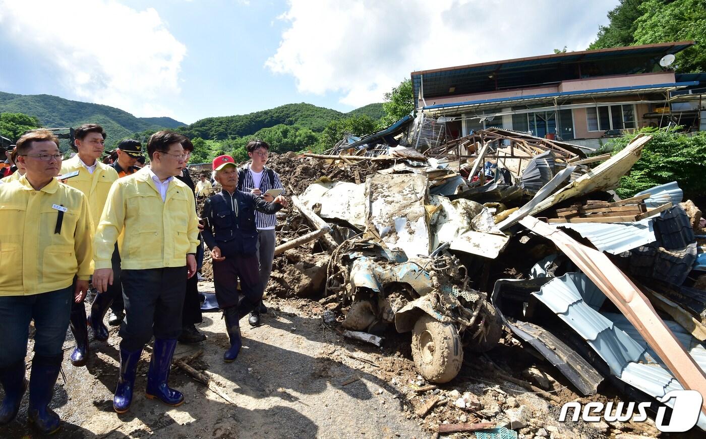 이재명 더불어민주당 대표가 19일 오후 집중호우로 산사태 피해를 본 경북 예천군 효자면 백석리를 방문, 피해 현장을 둘러보고 있다. &#40;공동취재&#41; 2023.7.19/뉴스1 ⓒ News1 황기선 기자