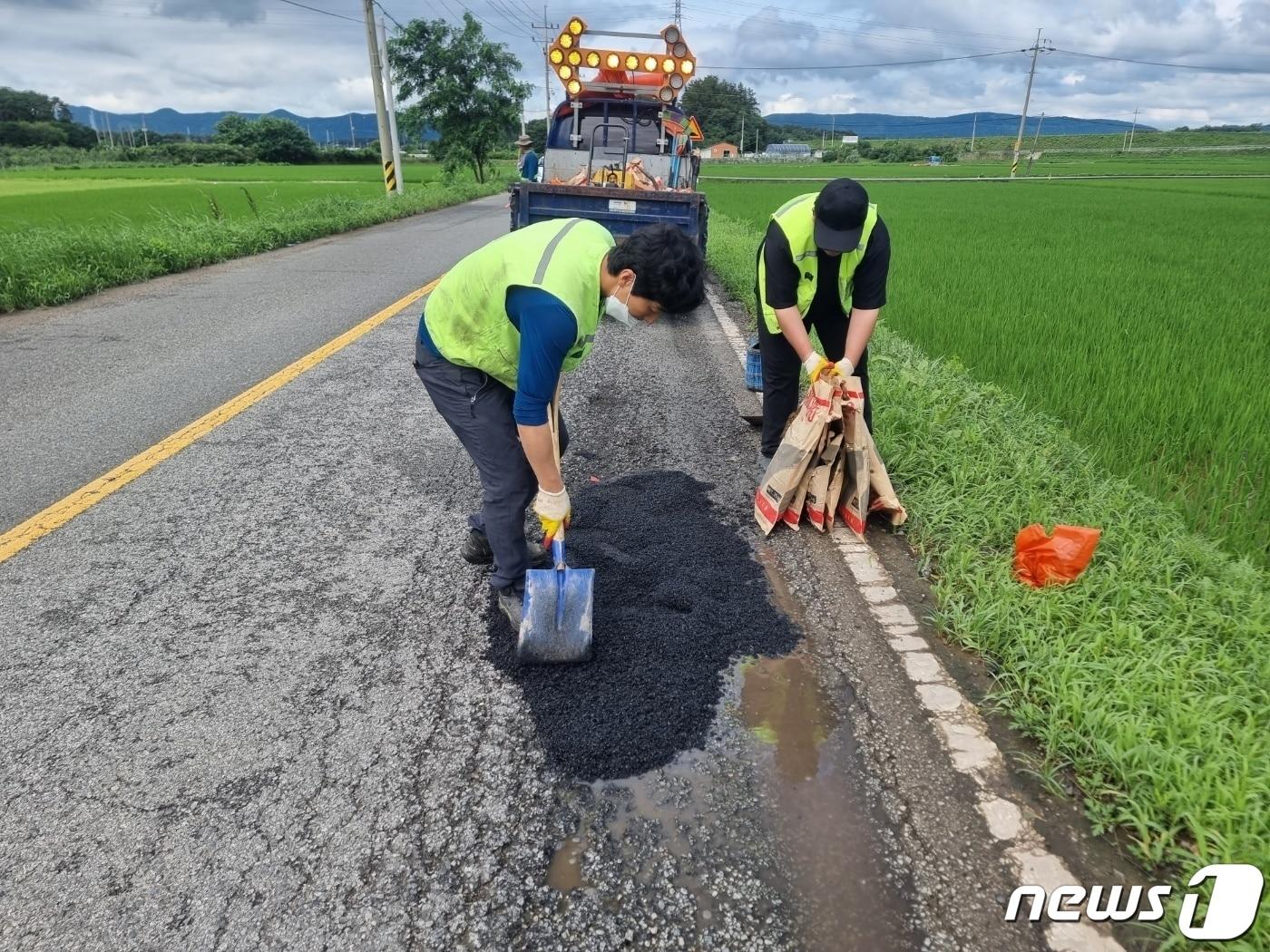 광주 광산구청 관계자들이 지난 7월19일 포트홀&#40;도로파임&#41;이 발생한 관내 현장에서 복구작업을 벌이고 있다. &#40;광주 광산구 제공&#41; 2023.7.19/뉴스1 ⓒ News1