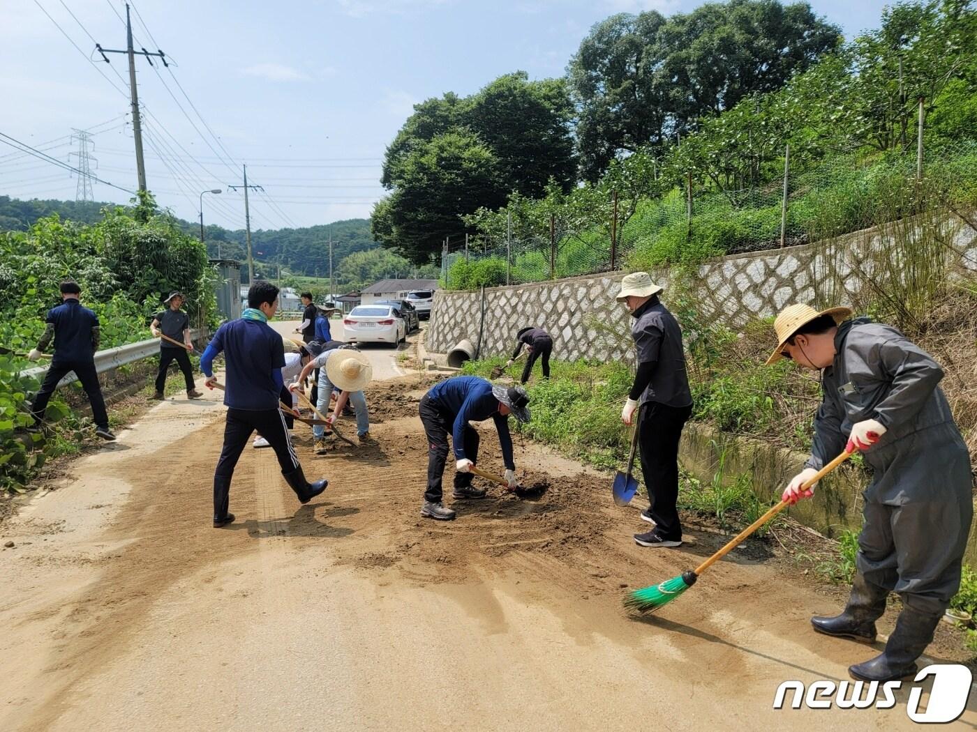 전북 고창군 곳곳에서 수해의 흔적을 지우기 위한 민관군 합동 복구작업이 한창 진행되고 있다. 고창군청 행정지원과 직원들이  무장면 월림리 죽림마을 도로변 토사를 제거하고 있다. &#40;고창군 제공&#41;2023.7.19/뉴스1