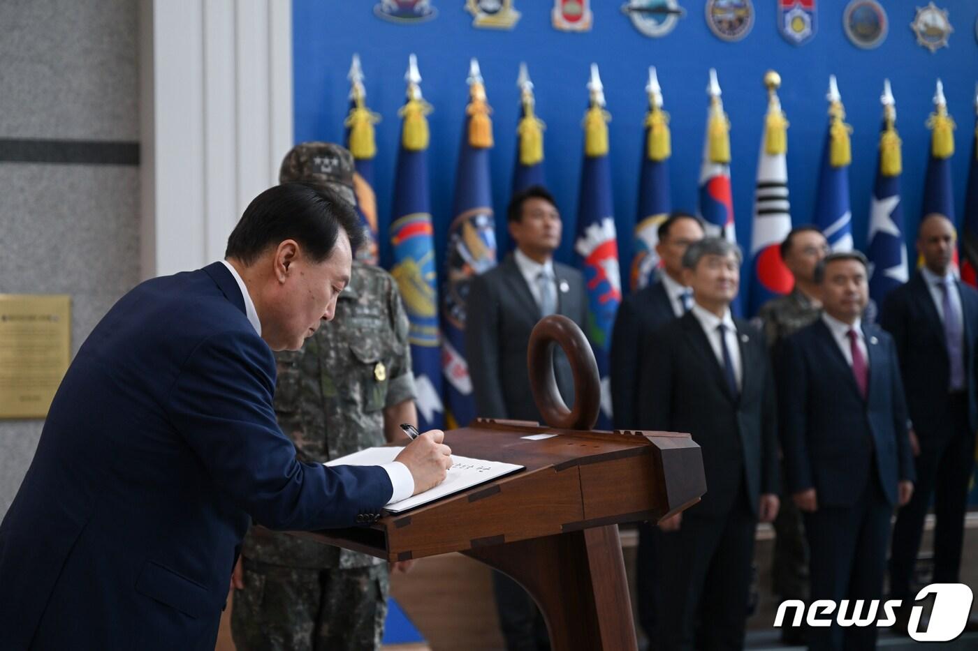 윤석열 대통령이 19일 부산 남구 해군작전사령부 부산작전기지를 방문해 방명록을 쓰고 있다. &#40;대통령실 제공&#41; 2023.7.19/뉴스1 ⓒ News1 오대일 기자