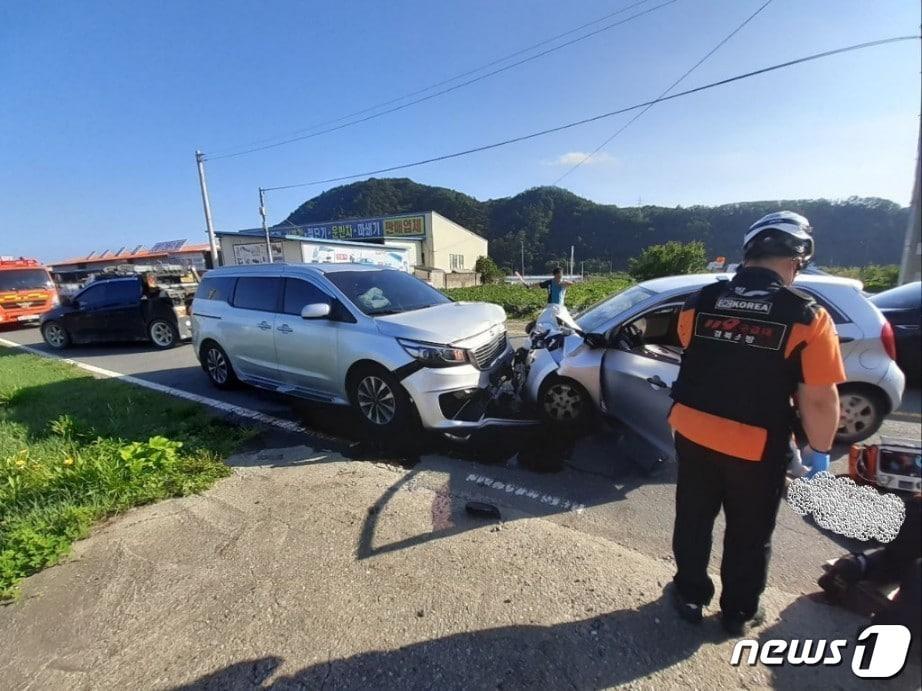 1일 오후 4시54쯤 영천시 서산동의 한 도로에서 모닝 차량과 카니발 차량이 충돌하는 사고가 발생했다.&#40;경북소방본부 제공&#41;