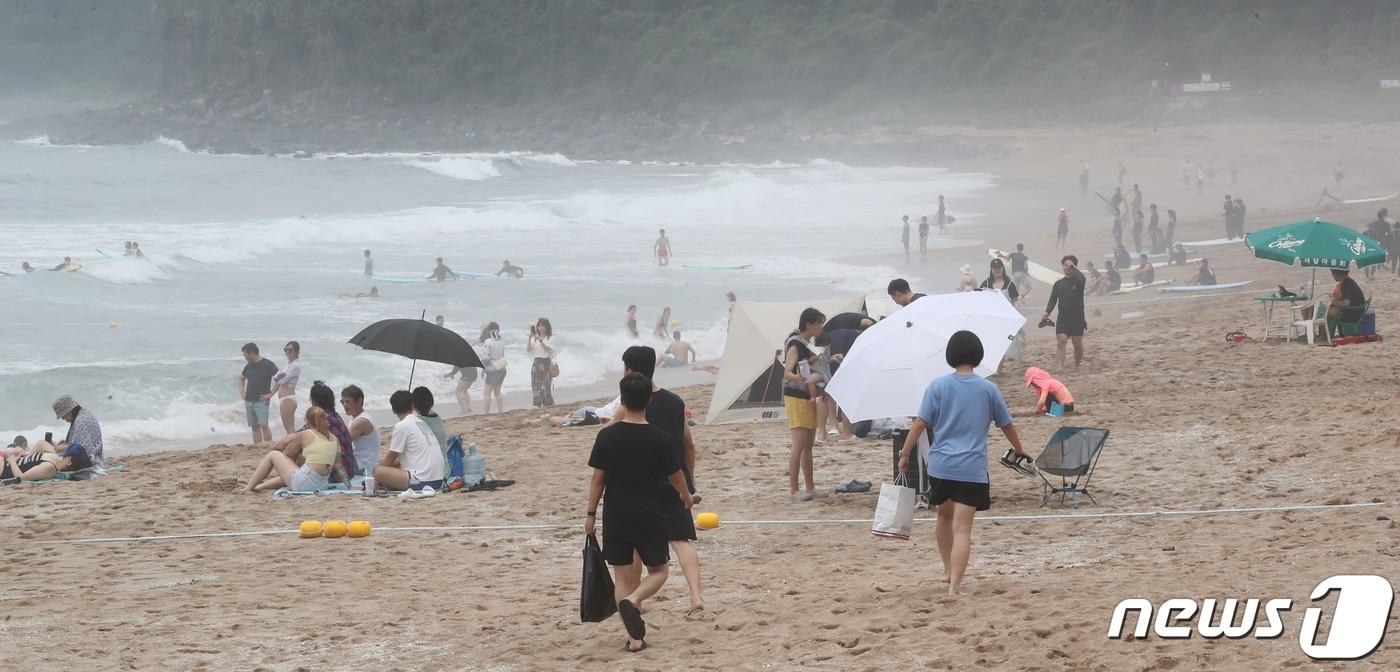 제주 해수욕장 공식 개장 이틀째인 2일 오전 제주 서귀포시 중문색달해수욕장에서 도민과 관광객들이 해수욕을 즐기고 있다. 2023.7.2/뉴스1 ⓒ News1 오현지 기자