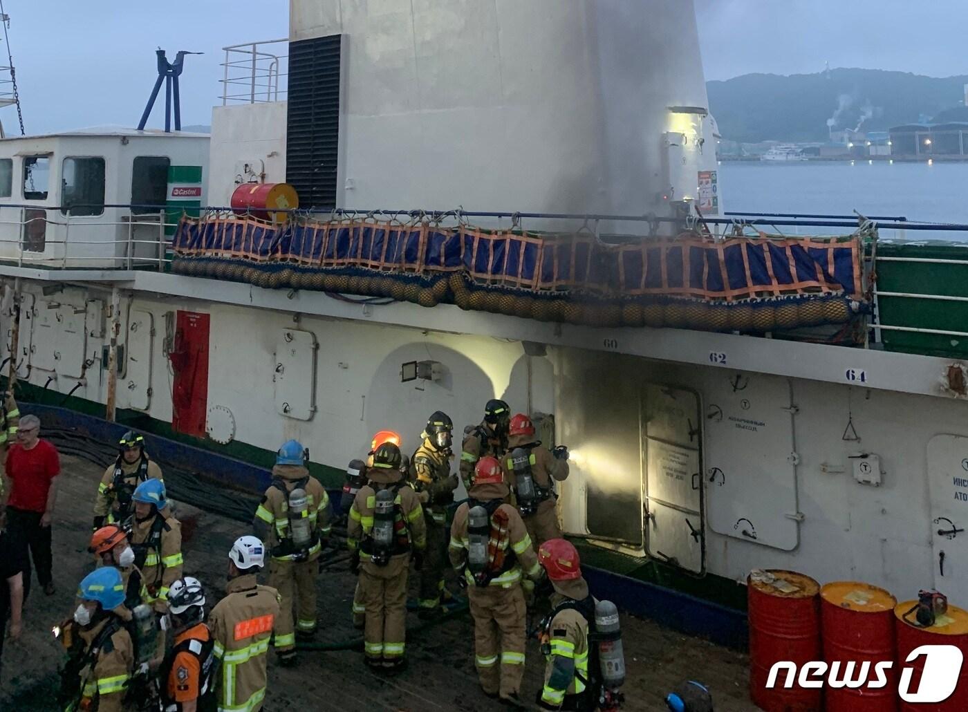 2일 부산 서구 감천항에서 정박 중인 러시아 원양어선 A호&#40;7765톤&#41;에서 불이 나 소방대원들이 진입하고 있다.&#40;부산소방재난본부 제공&#41;