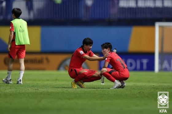 2일&#40;현지시간&#41; 태국 빠툼타니 스타디움에서 열린 아시아축구연맹&#40;AFC&#41; U-17 아시안컵 결승전 대한민국과 일본의 경기를 마치고 박승수 선수&#40;왼쪽&#41;이 김성주 선수를 다독이고 있다. 대표팀은 일본에게 0대3으로 패배했다. &#40;대한축구협회 제공&#41;2023.7.2/뉴스1 ⓒ News1 박세연 기자