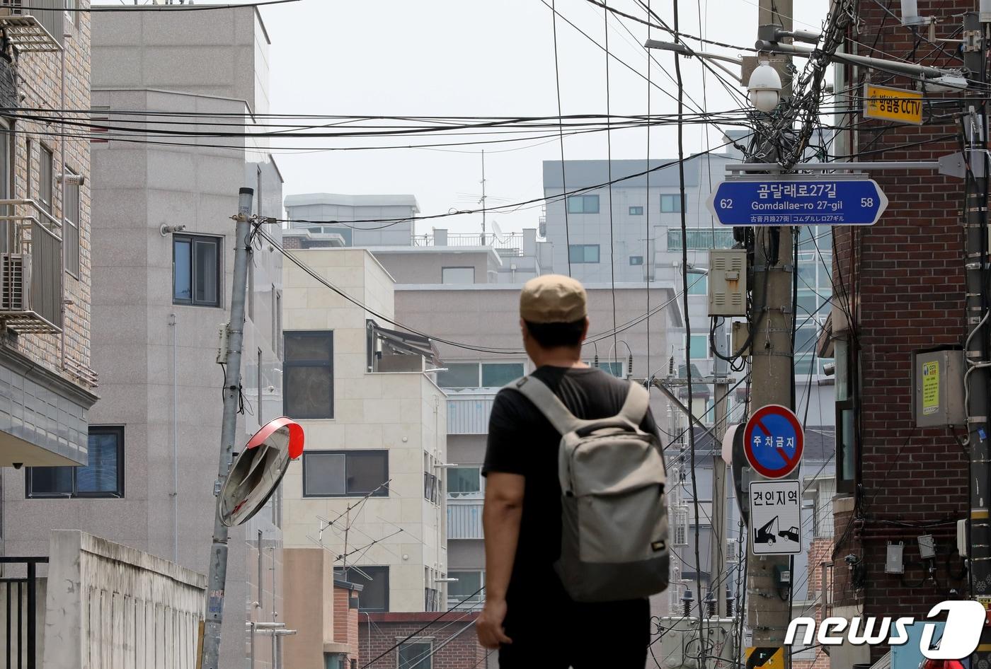 서울 강서구 빌라 밀집 지역에서 시민이 길을 걷고 있다. 2023.7.20/뉴스1 ⓒ News1 장수영 기자