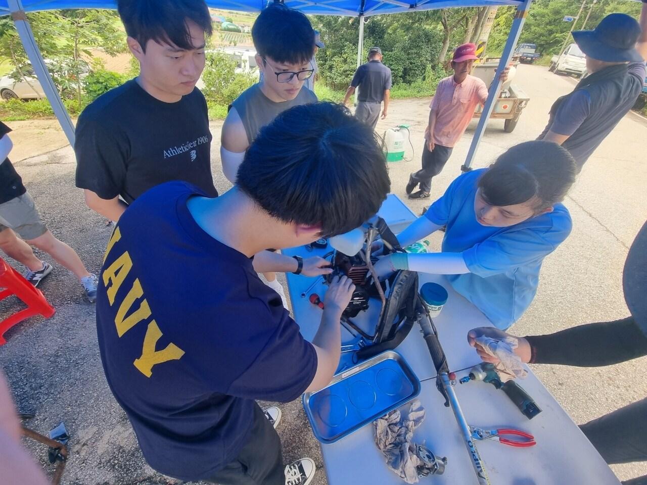 한기대 기술봉사단이 태안 근흥면에서 농기계 수리 등 기술봉사를 실시하고 있다. &#40;한기대 제공&#41; 