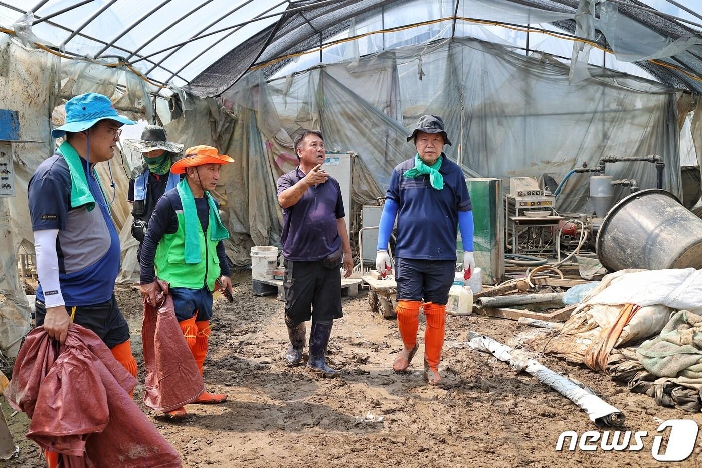 오성환 당진시장&#40;오른쪽&#41;과 자원봉사자들이 21일 이번 폭우로 수해을 입은 청양을 방문해 복구작업을 하고 있다. &#40;당진시 제공&#41;/뉴스1