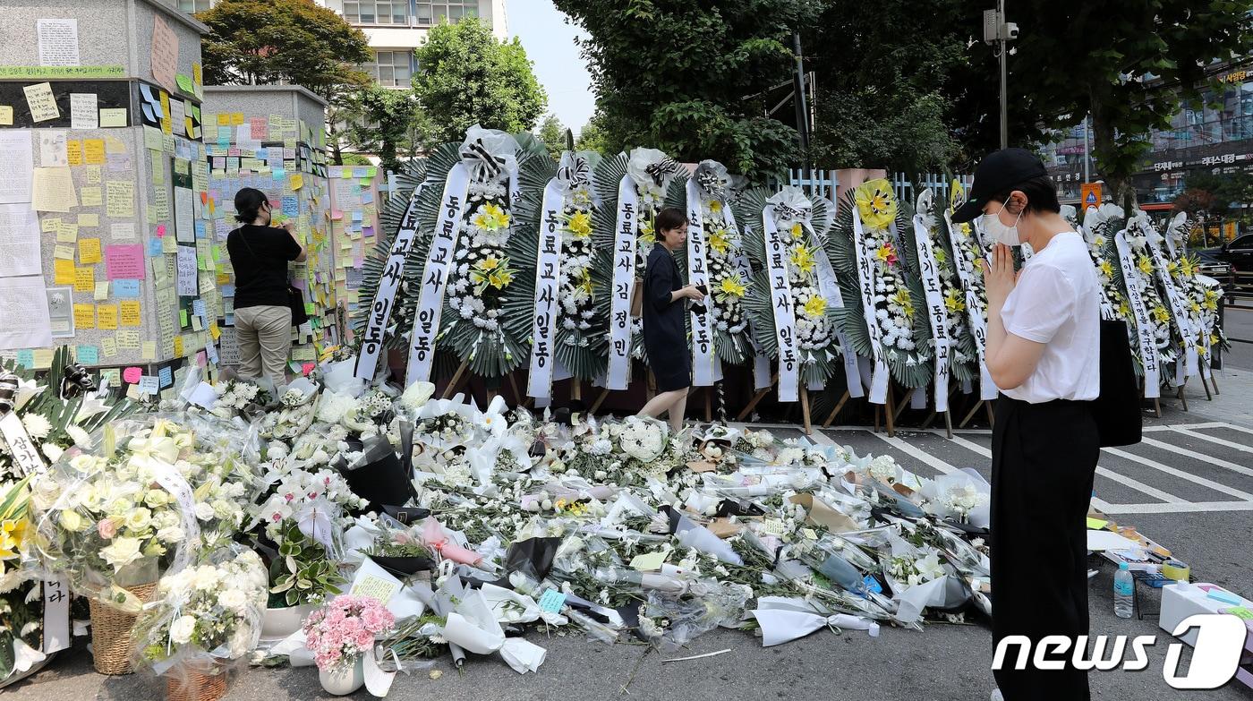 21일 서울 서초구 서이초등학교에 마련된 여교사의 추모공간에 시민들의 발길이 이어지고 있다. 정식 추모공간은 이날부터 23일까지 서울강남서초교육지원청에 마련된다. 2023.7.21/뉴스1 ⓒ News1 박지혜 기자