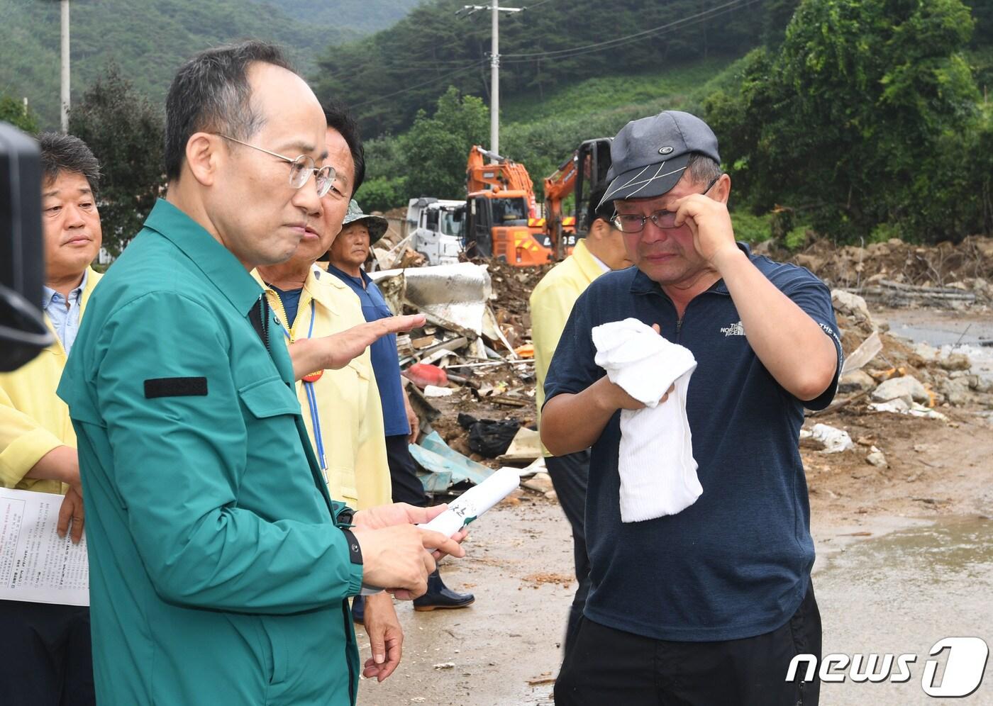 추경호 경제부총리 겸 기획재정부 장관이 21일 집중호우로 인해 산사태 피해를 입은 경북 봉화 동막골마을을 방문, 주민을 위로하며 피해상황을 점검하고 있다. &#40;기획재정부 제공&#41; 2023.7.21/뉴스1