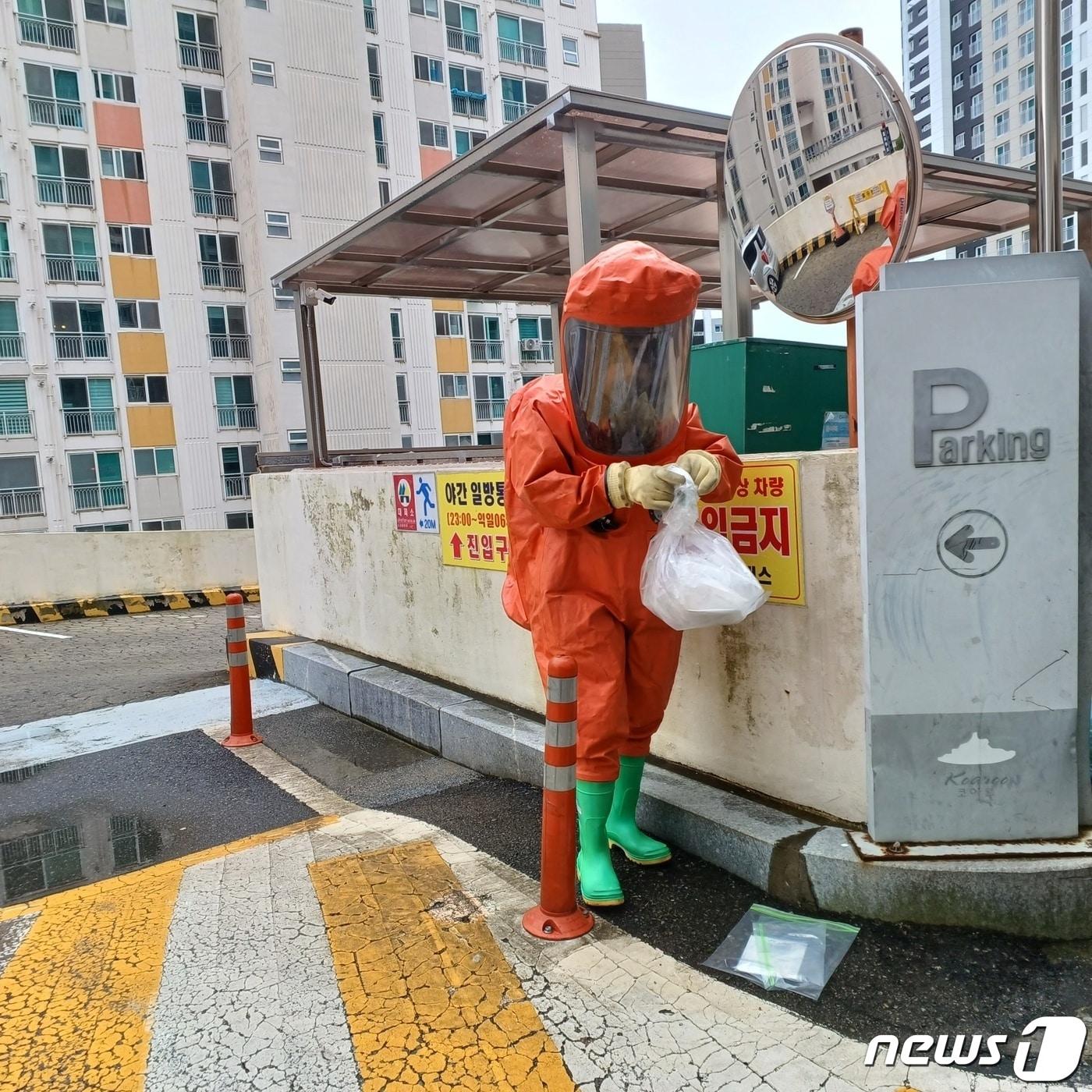 지난 21일 전남 여수에서 정체불명의 국제우편물이 도착했다는 신고가 접수돼 소방당국이 조치를 취하고 있다.&#40;전남소방본부 제공&#41; 2023.7.22/뉴스1 ⓒ News1 전원 기자