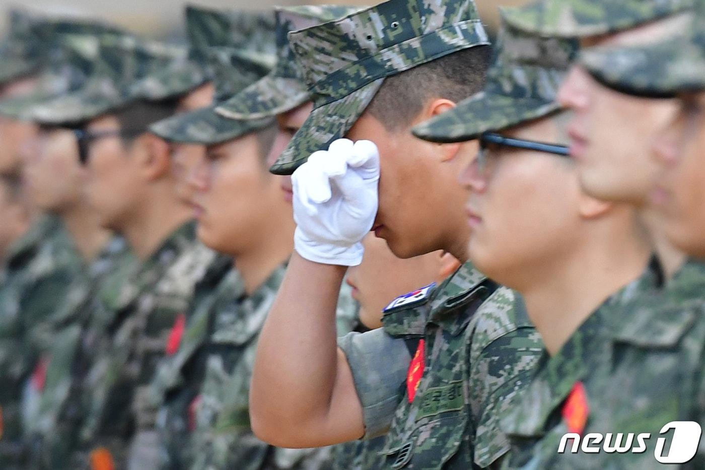 22일 경북 포항시 남구 해병대 1사단 내 김대식 관에서 엄수된 고 채수근 상병 영결식에서 해병대원이 눈물을 흘리며 채 상병의 마지막 길을 지켜보고 있다. .2023.7.22/뉴스1 ⓒ News1 최창호 기자