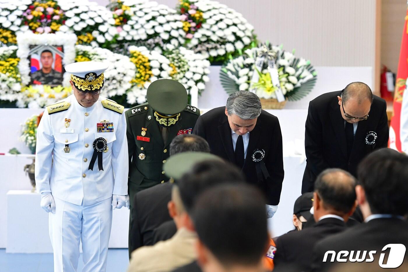 22일 경북 포항시 남구 해병대 1사단 내 김대식 관에서 엄수된 고 채수근 상병 영결식에서 이종섭 국방장관&#40;오른쪽 두번째&#41;이 유가족들에게 고개를 숙이고 있다.2023.7.22/뉴스1 ⓒ News1 최창호 기자