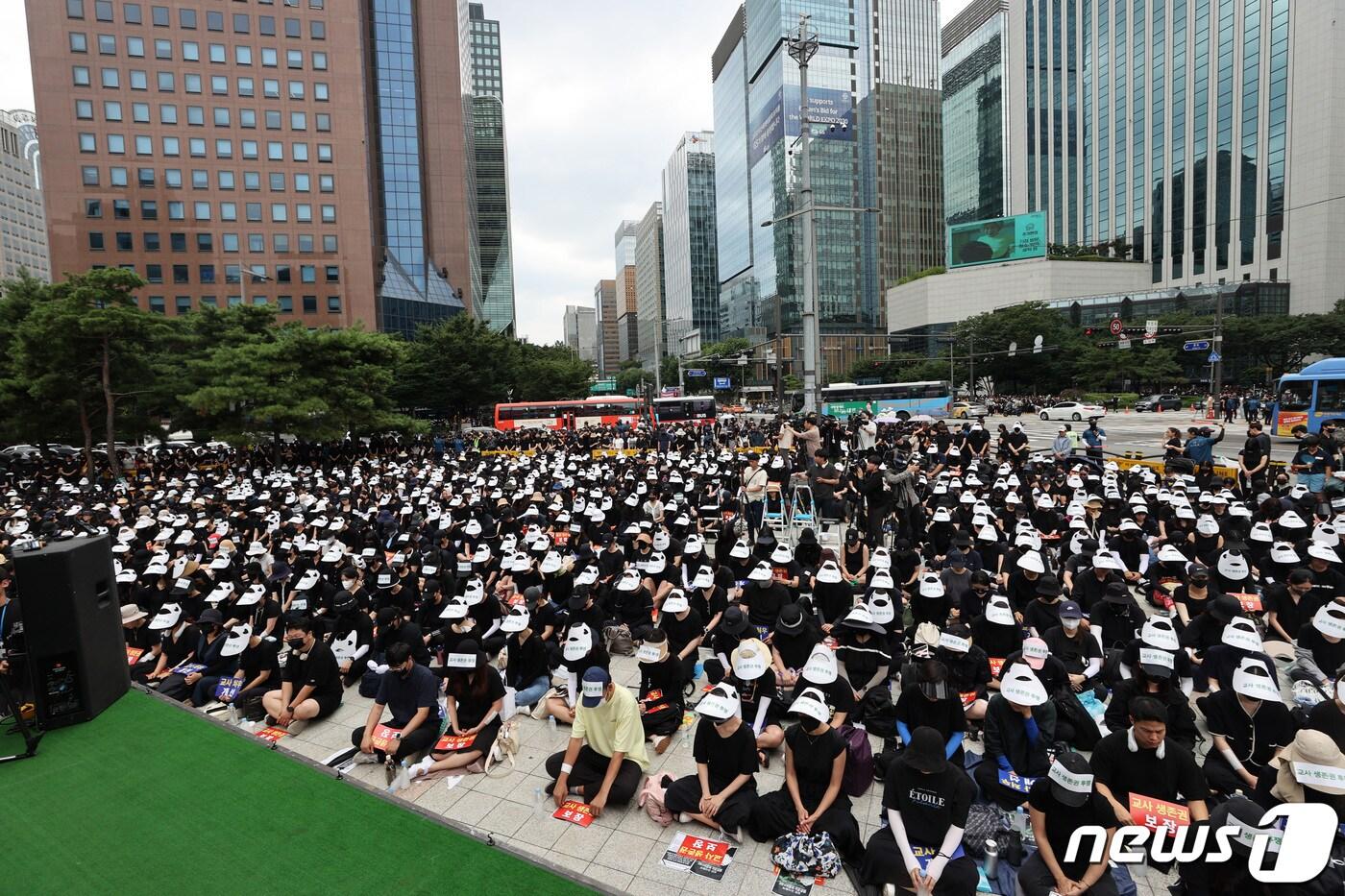 22일 오후 서울 종로구 보신각 앞에서 전국교사모임 주최로 열린 서초 서이초 교사 추모식 및 교사생존권을 위한 집회에서 참가자들이 숨진 교사에 대한 묵념을 하고 있다. 2023.7.22/뉴스1 ⓒ News1 구윤성 기자